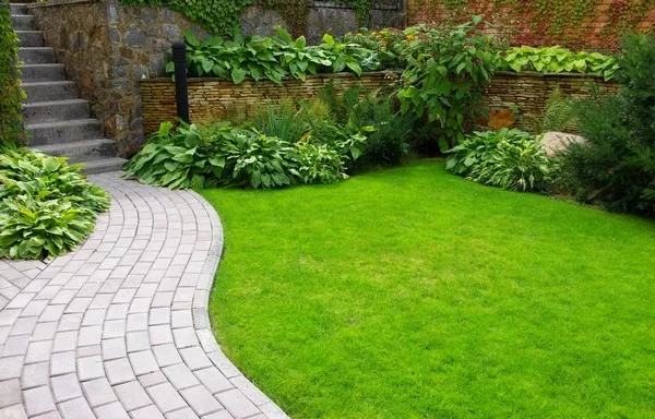 Création d'une allée pavée dans un jardin gigantesque de particulier, Bastia, Corse Paysage